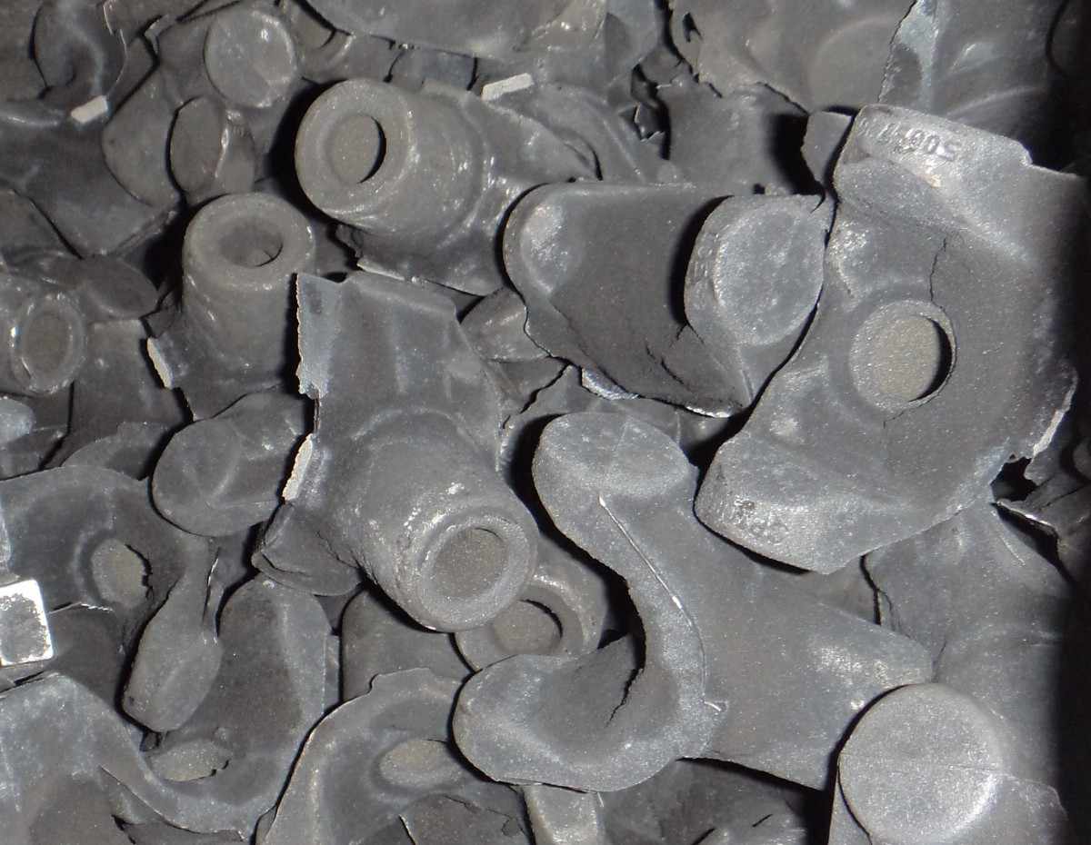 Velké množství špinavých kovových součástek