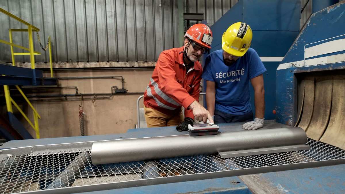 Technician explaining something to apprentice
