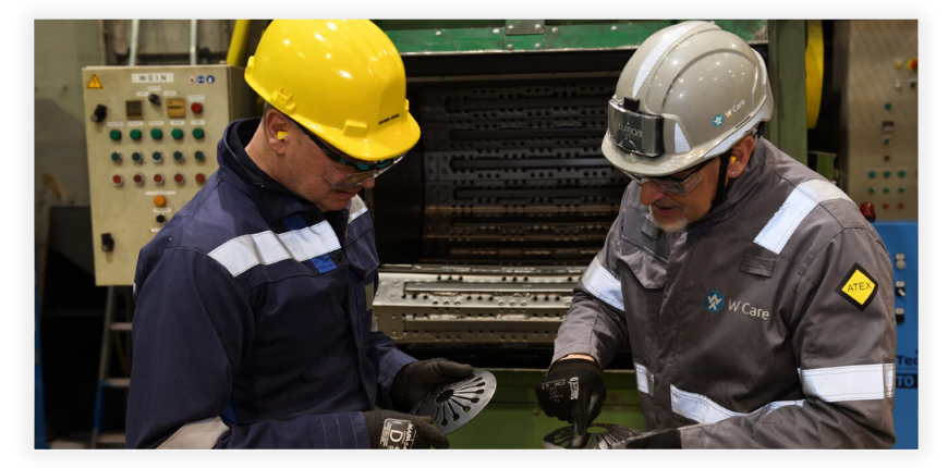 Dva technici kontrolují kvalitu železné součástky