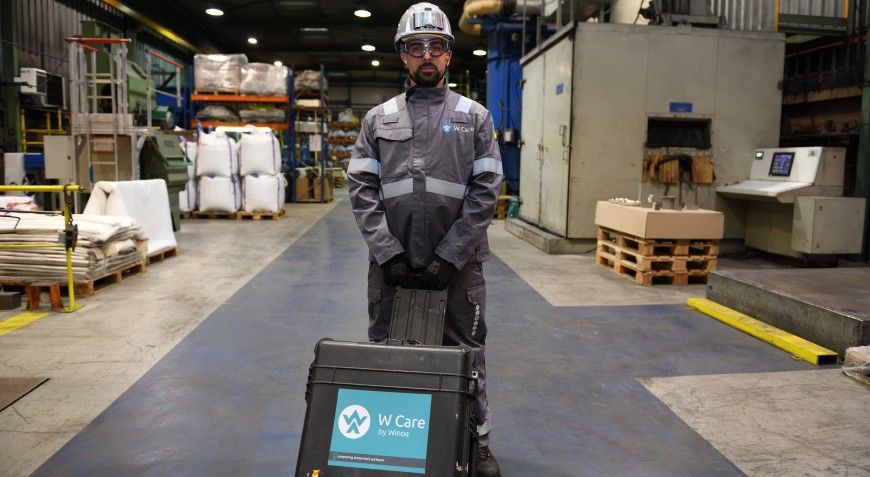 Technik W care s kufrem v bezpečnostním oděvu ve skladě