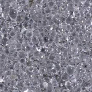 velké množství mikroskopických skleněných kuliček