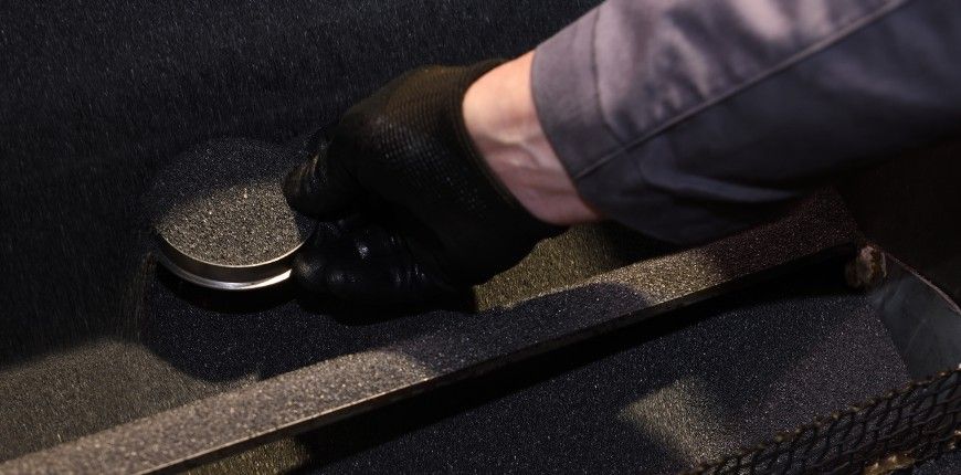 sběr abraziva miskou z tryskacího stroje