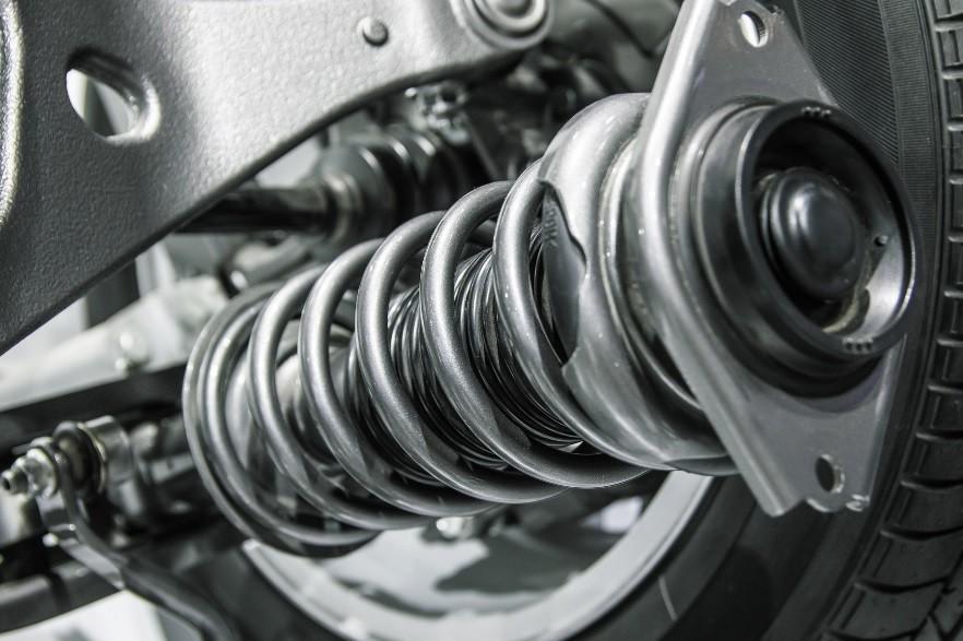 Automobilová součástka s pružinou