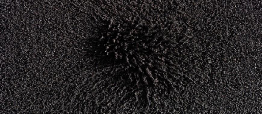 Železné kuličky jsou přitahovány do středu magnetem