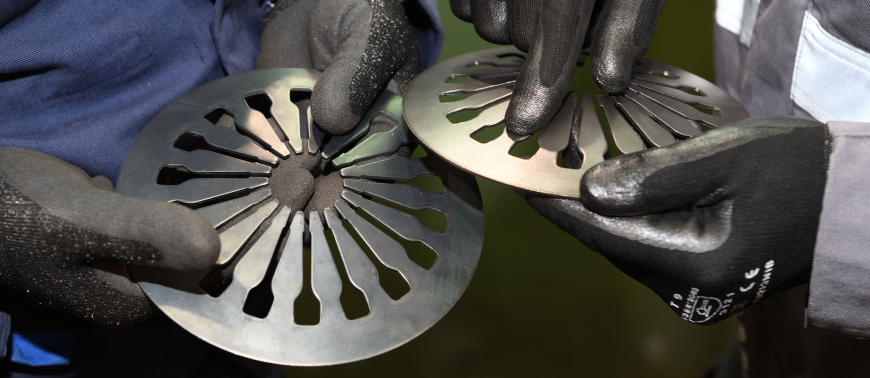 Dva technici porovnávají čistotu kovových součástek