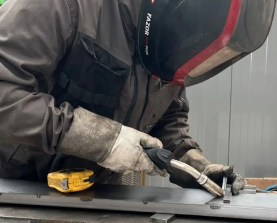 Tryskání kovového dílu ocelovým abrazivem W Abrasives